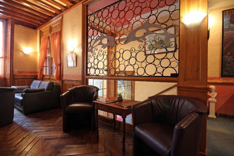 Brit Hotel Du Dauphin L'Aigle Exterior photo